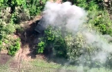 Украинские разведчики уничтожили БМП врага с помощью уникальной кумулятивной бомбы с медным ядром