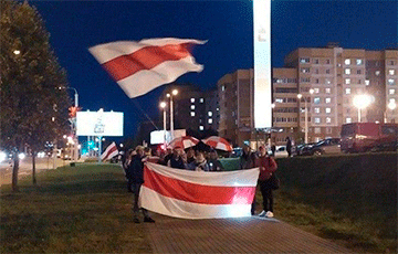 Минчане вышли на марш под бело-красно-белыми флагами