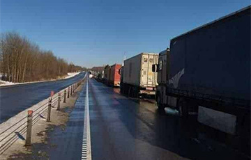 На границе Беларуси и Московии собираются многокилометровые очереди из фур