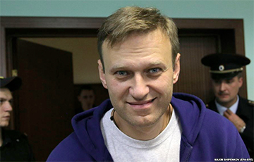 Российского оппозиционера Алексея Навального выписали из больницы и увезли в спецприемник