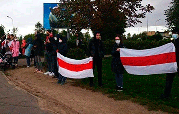 Минчане вышли на акцию солидарности в районе станции метро «Малиновка»