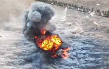 Украинский FPV-дрон разорвал на куски московитский танк с «сараем» на броне