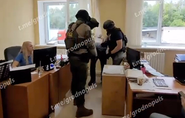 В Гродно прямо на работе задержали замдиректора магазина техники