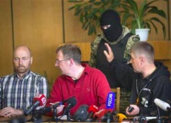 Террористы в Славянске освободили одного заложника из миссии ОБСЕ