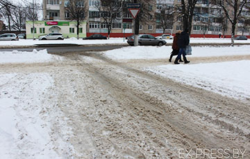 Фотофакт: Борисовские коммунальщики не справляются с количеством снега