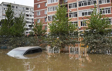 Улицы превратились в реки, плывут авто: московитский Сахалин затопило из-за мощного тайфуна