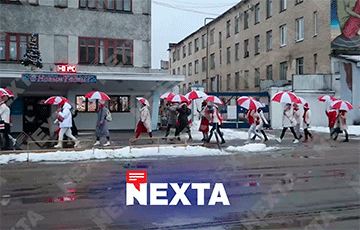 Белоруски прошлись маршем с бело-красно-белыми зонтами по Минску