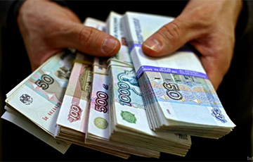 Банки стран СНГ перестали менять московитские рубли на доллары