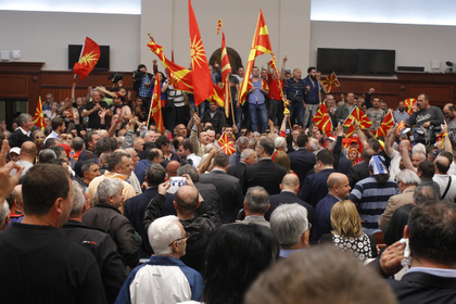 В парламент Македонии ворвались протестующие после избрания албанца спикером