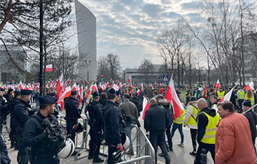 В Варшаве тысячи фермеров вышли на протест