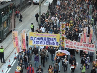 На митинг в Гонконге вышли десятки тысяч человек