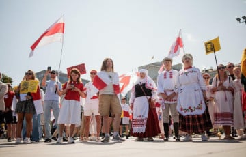 Сотни беларусов прошли под бело-красно-белыми флагами по улицам Вильнюса