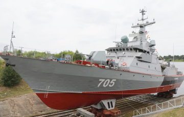 В РФ спустили на воду «новый» корабль из ржавых блоков