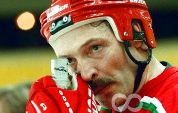 Лукашенко заявил, что он сам шьет форму для хоккейной команды