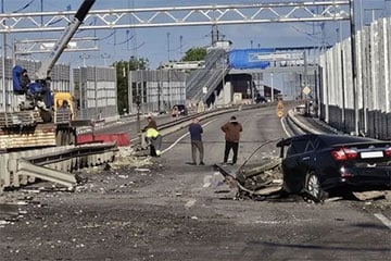 Появились фото разбитого моста в оккупированном Новоазовске