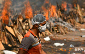 По всей Индии круглосуточно горят массовые погребальные костры