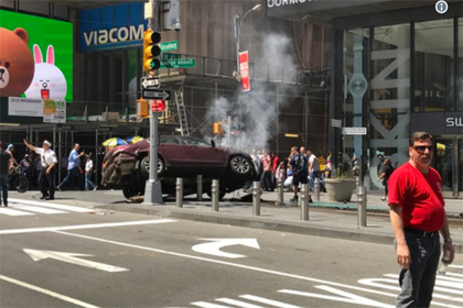 Автомобиль на полной скорости врезался в толпу людей в центре Нью-Йорка