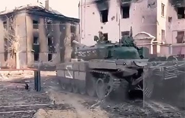 Подбитый ВСУ под Изюмом  танк оккупантов горит как свечка