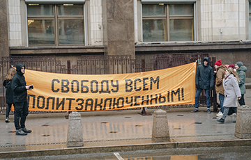 Московские активисты приковали себя к забору Госдумы РФ
