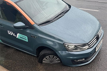 Каршеринговый автомобиль в Минске провалился под землю