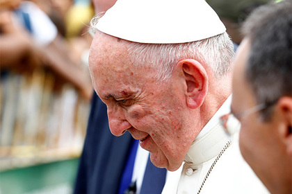 Папа Франциск рассек бровь в папамобиле в Колумбии