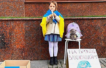 В Днепре 6-летняя девочка собирает деньги на «броники» для ВСУ, играя на флейте