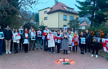 У посольства Беларуси в Чехии прошла акция памяти Романа Бондаренко