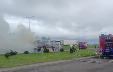 В Дзержинском районе сгорел автобус, перевозивший детей