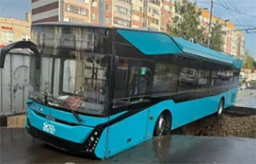 Беларусский троллейбус провалился под асфальт в Казани