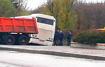 Фотофакт: В Могилеве под туристическим автобусом провалился асфальт