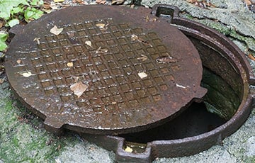 Голый минчанин вылез на глазах у прохожих из канализационного люка