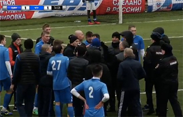 Футболисты из Екатеринбурга и Грозного подрались во время матча