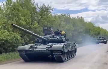 Украинский танк расстреливает позиции московитских оккупантов под огнем вражеских минометов