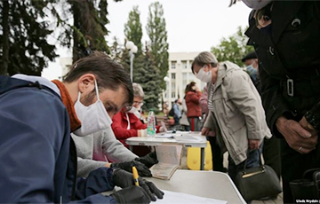 Видеофакт: В Бобруйске люди выстроились в очередь, чтобы оставить подпись за Светлану Тихановскую