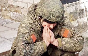 Видеофакт: Оккупанты на четвереньках выползают из блиндажа и сдаются в плен украинским воинам