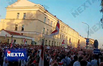 Тысячи протестующих проводят акцию около минского СИЗО на Володарского
