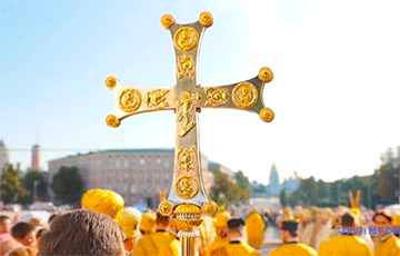 Православная церковь Украины провела свой первый крестный ход