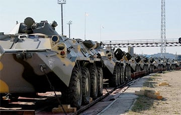 Эшелоны с военной техникой едут через Гомель к украинской границе
