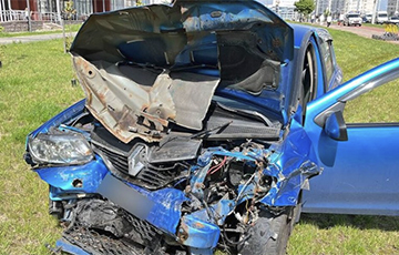 В Минске водитель Renault не справился с управлением, врезался в две машины и вылетел с дороги