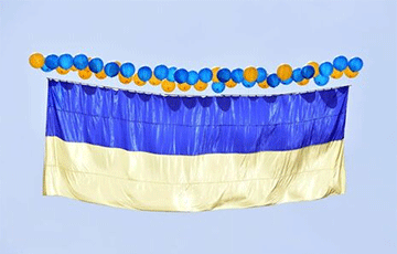 Украинские военные запустили флаги Украины в сторону ОРДЛО