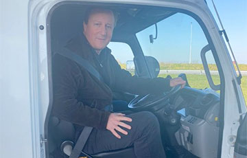 Фотофакт: экс-премьер Великобритании Дэвид Кэмерон за рулем грузовика везет гуманитарную помощь для украинцев