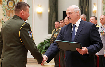«Ник и Майк»: Обладатели значков от Лукашенко станут расходным материалом