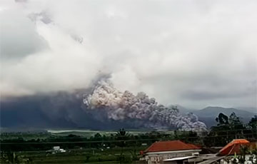 На острове Ява началось мощное извержение вулкана, который спал целый год