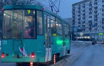 По Минску ездил трамвай с бело-красно-белым флагом
