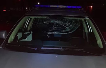 Житель Светлогорска запрыгнул на капот и разбил стекло милицейского авто