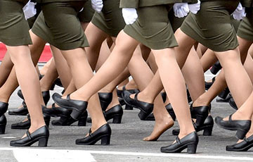 Фотофакт: Одна из военнослужащих отмаршировала на параде в Минске босиком