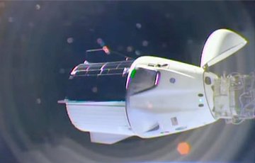 Корабль SpaceX с экипажем перелетел с одного порта орбитальной станции на другой