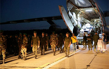 На аэродром в беларусских Мачулищах прилетел транспортник с иностранными военными