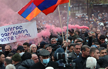 Демонстранты в Ереване пришли к даче, где живет премьер Пашинян