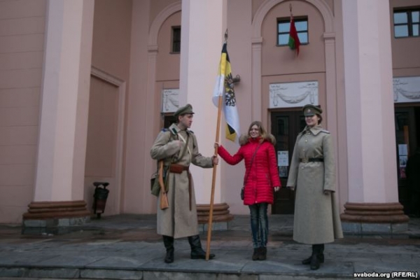 По улицам Минска ходят «реконструкторы» с российским имперским флагом